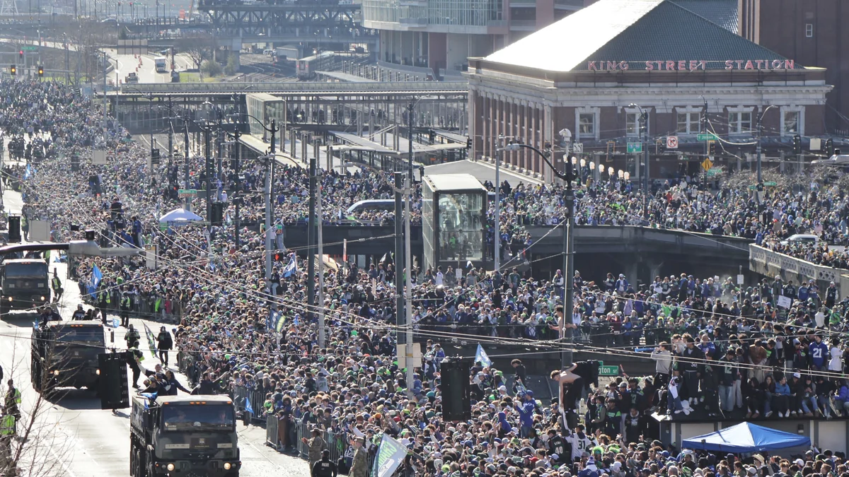 Une foule aux couleurs des Seahawks remplit les rues près de King Street Station à Seattle