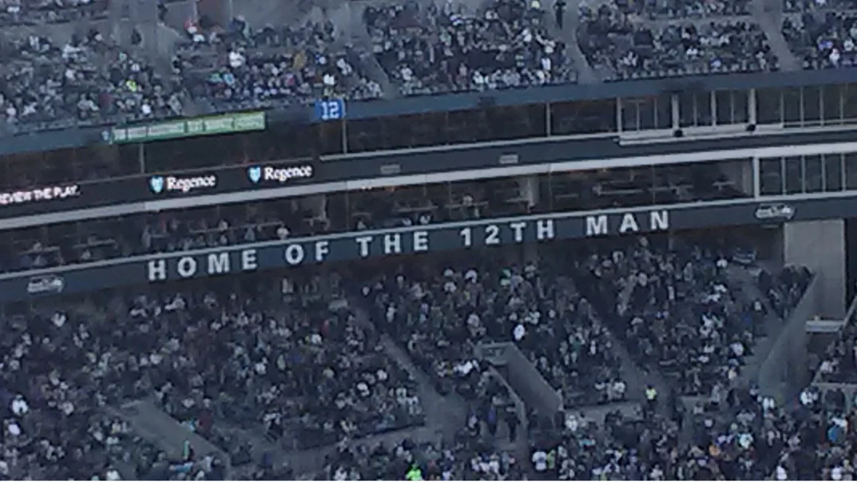 Tribunes remplies sous l'ancienne enseigne Home of the 12th Man dans le stade des Seahawks