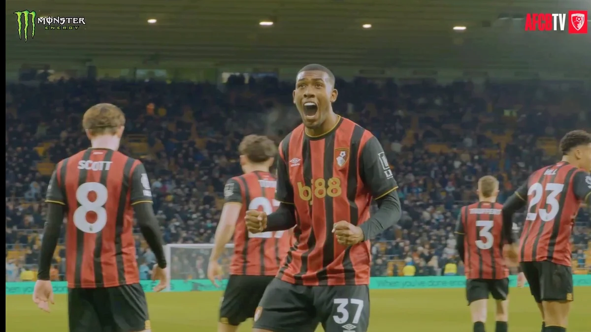 Le numéro 37 de Bournemouth célèbre les poings serrés devant ses coéquipiers