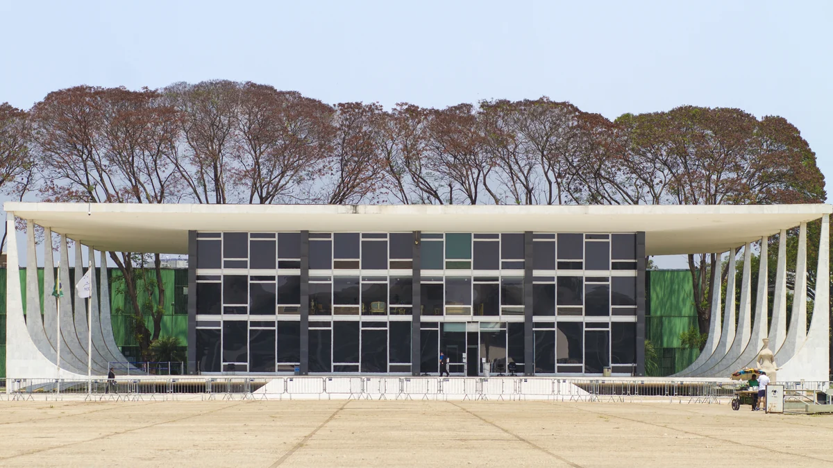 Vue de face du bâtiment du Supremo Tribunal Federal, avec une esplanade et des arbres à l’arrière-plan