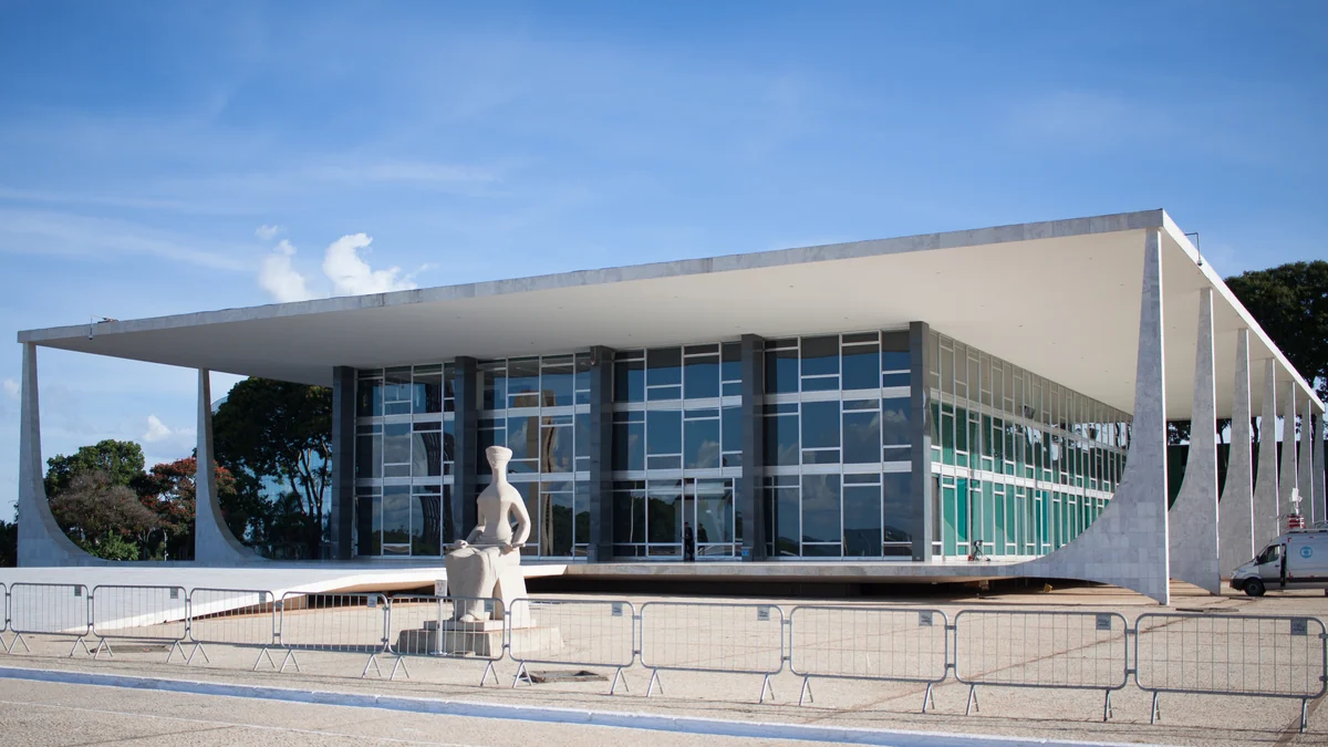 Façade vitrée du Supremo Tribunal Federal avec la sculpture de la Justice au premier plan