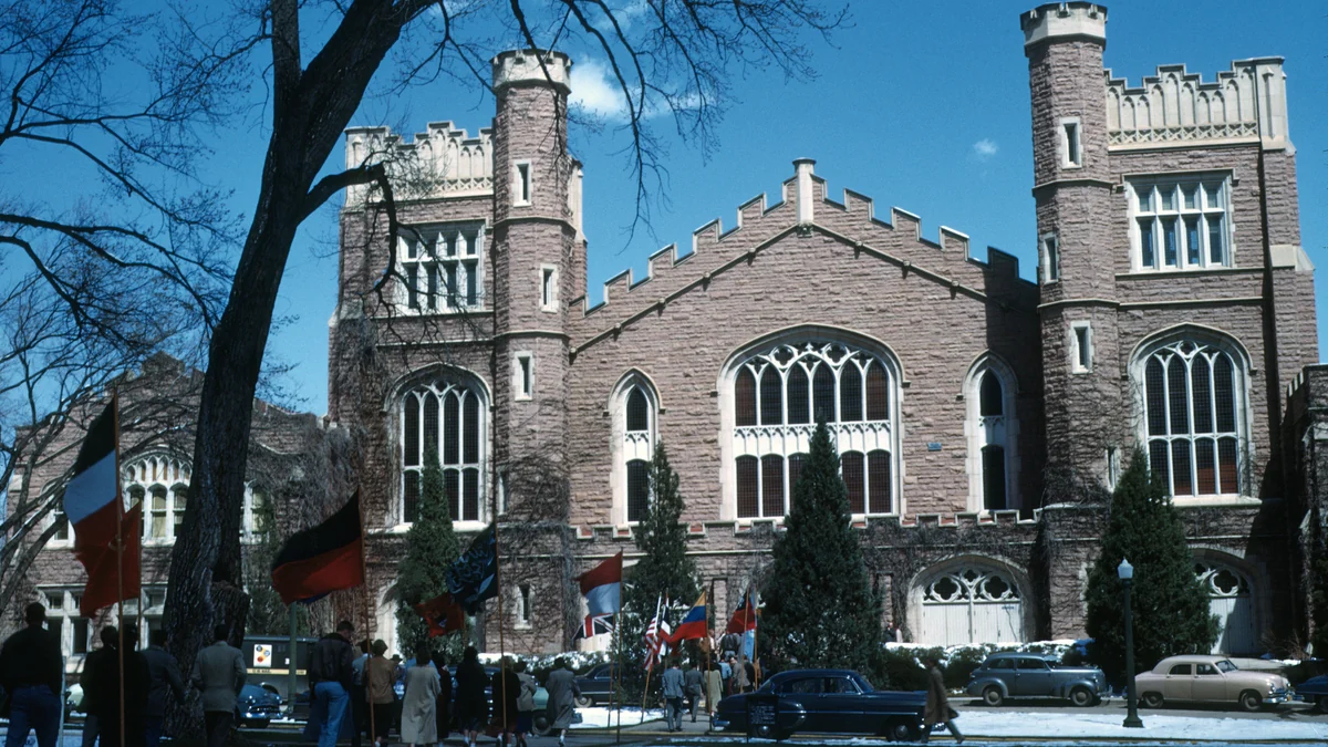 Fachada del Macky Auditorium en el campus de la University of Colorado Boulder.