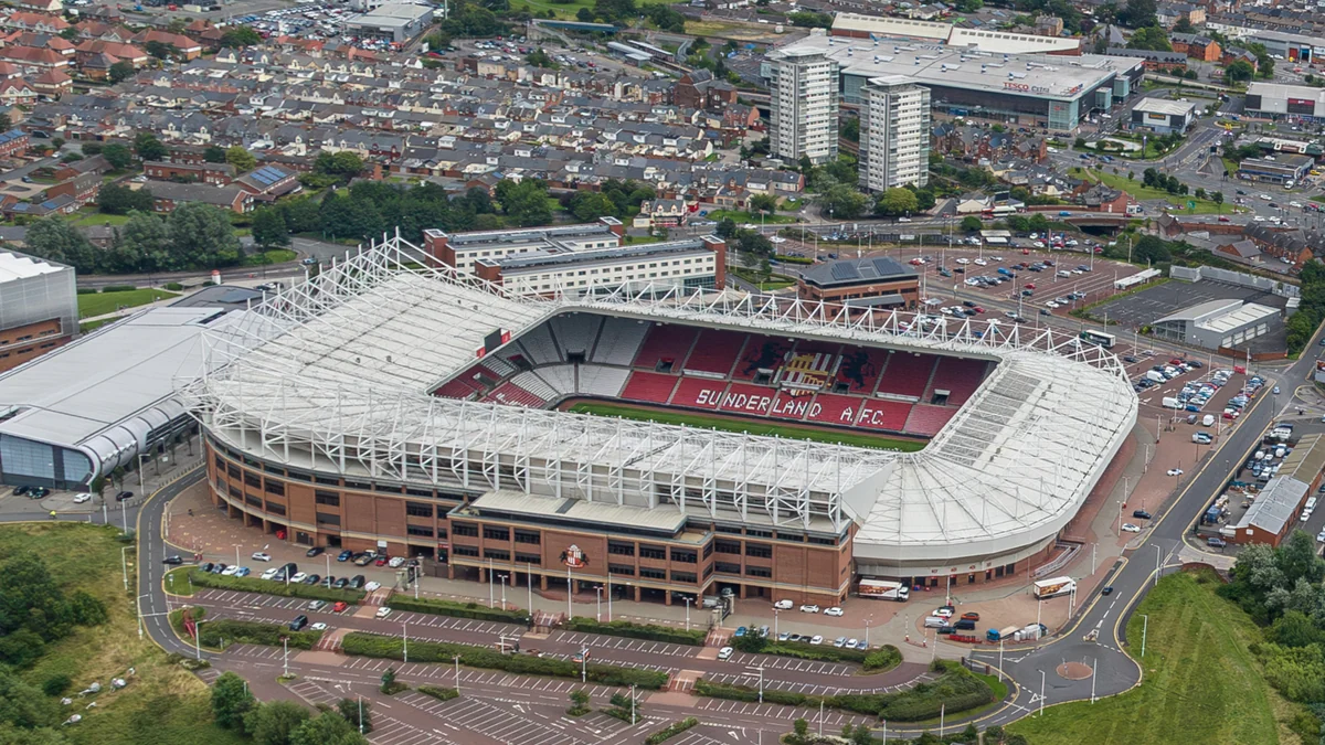 Vista aérea del Stadium of Light, con el campo, gradas rojas y blancas y barrios de los alrededores