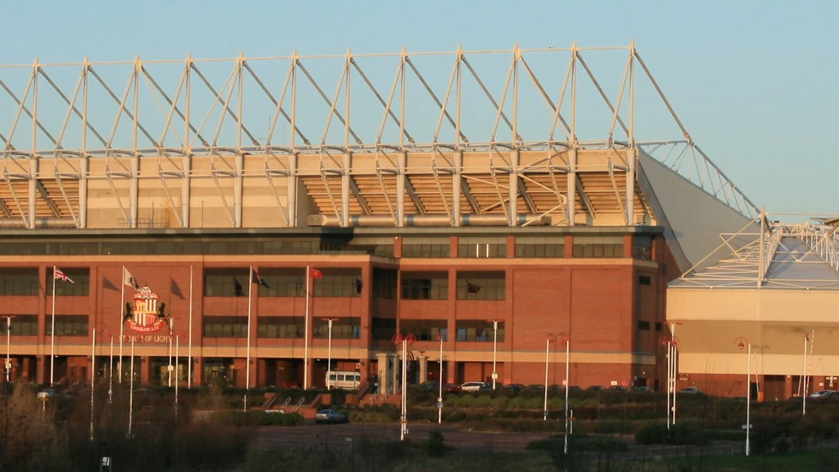 Fachada de ladrillo y estructura blanca de la cubierta del Stadium of Light iluminadas por el sol