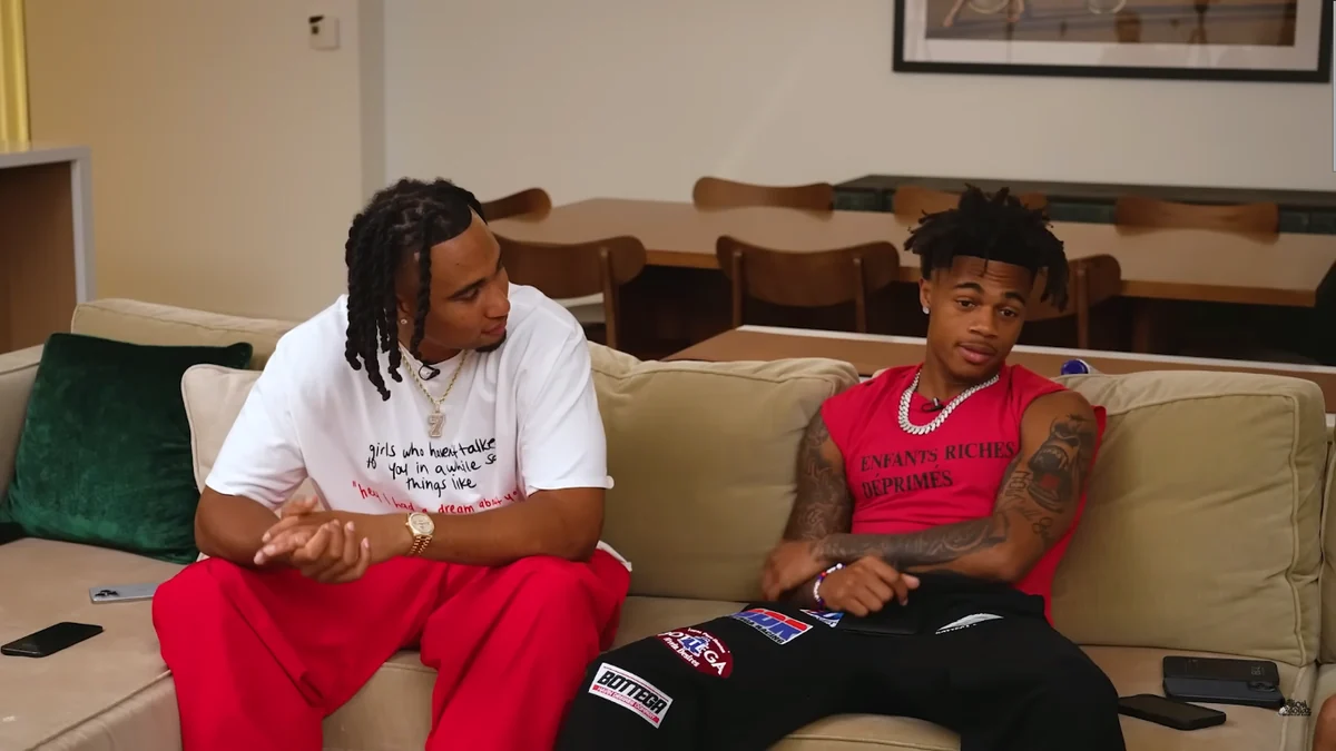 C.J. Stroud et Tank Dell assis sur un canapé pendant une interview