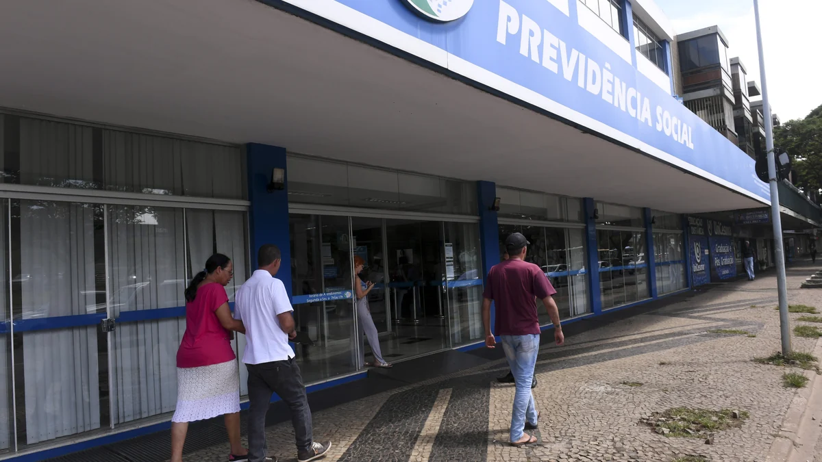 People walking towards the front of a Brazilian Social Security office