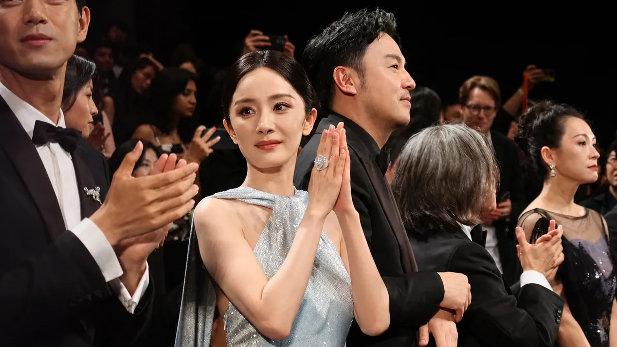 Zhang Ziyi, de vestido prateado, aplaude em meio a convidados de gala
