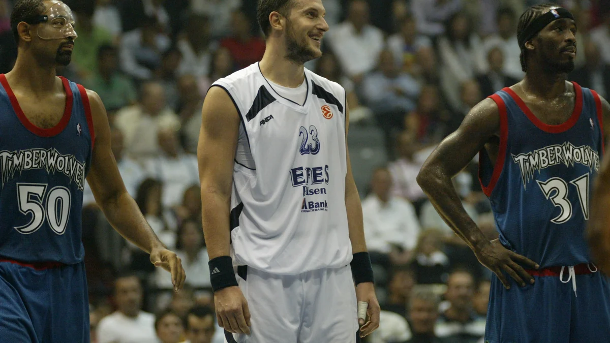 Dos jugadores de Minnesota Timberwolves junto a un jugador de Efes Pilsen en una cancha de baloncesto