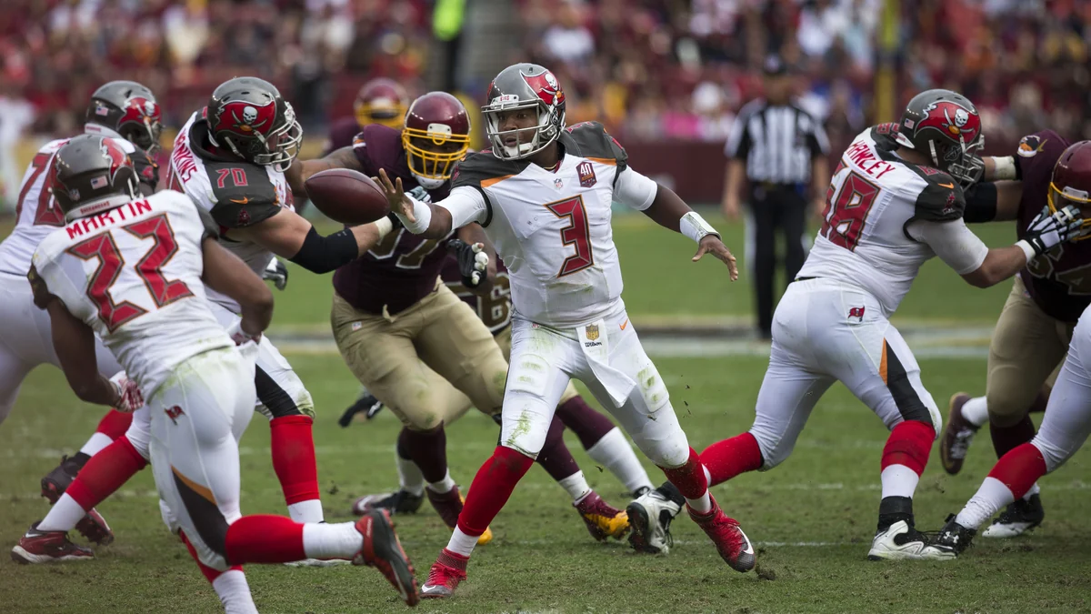 Jameis Winston, en tenue blanche des Buccaneers, transmet le ballon pendant une action