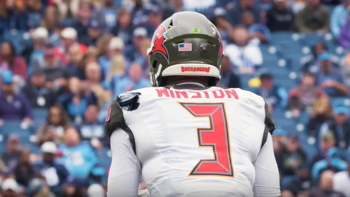 Jameis Winston vu de dos avec un maillot blanc et un casque des Tampa Bay Buccaneers