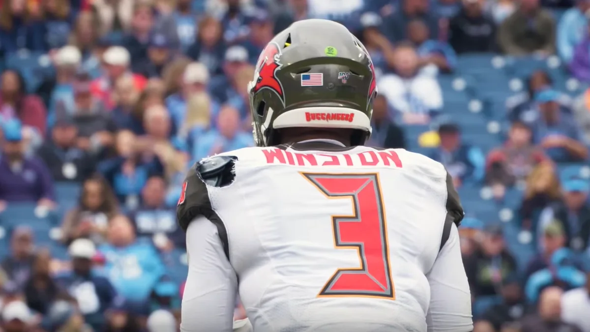 Jameis Winston visto de costas com uniforme branco e capacete dos Tampa Bay Buccaneers