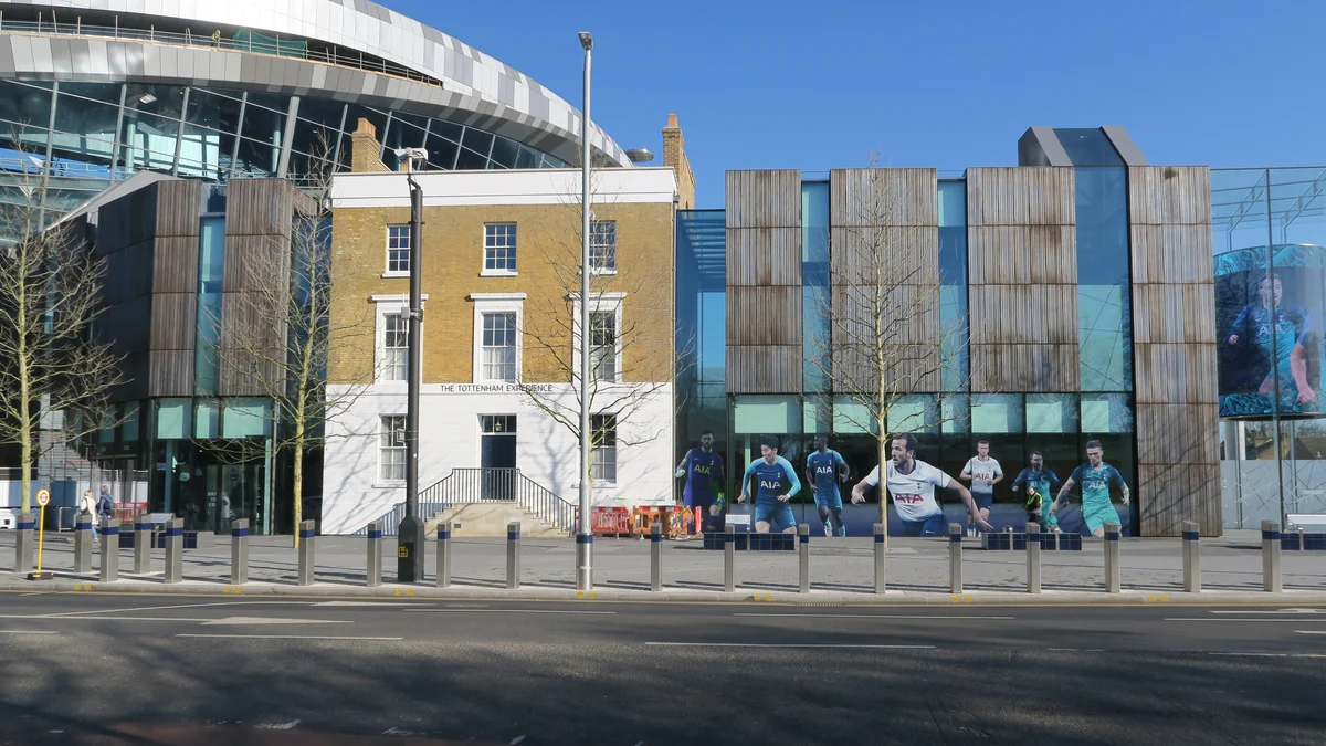 Fachada del Tottenham Experience con imágenes de jugadores y parte del estadio al fondo