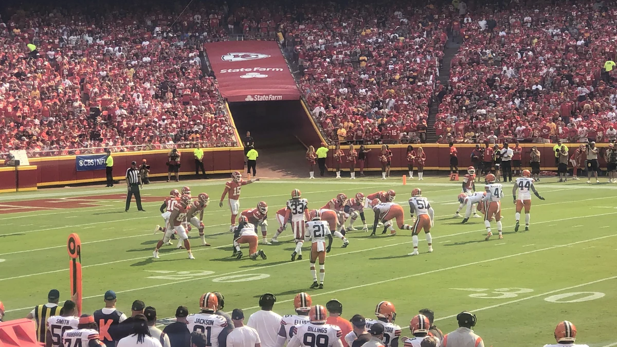 Vue large du terrain avec l’attaque des Chiefs alignée face aux Browns et des tribunes pleines