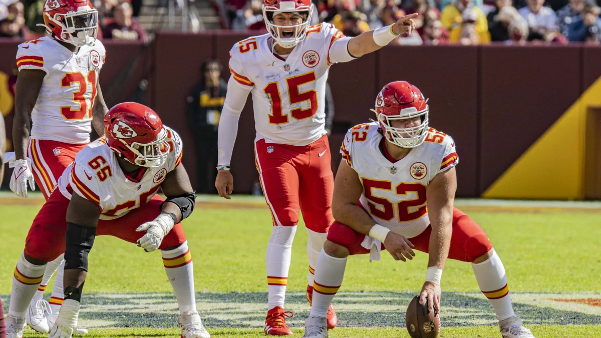 Patrick Mahomes pointe du bras droit derrière la ligne offensive des Chiefs
