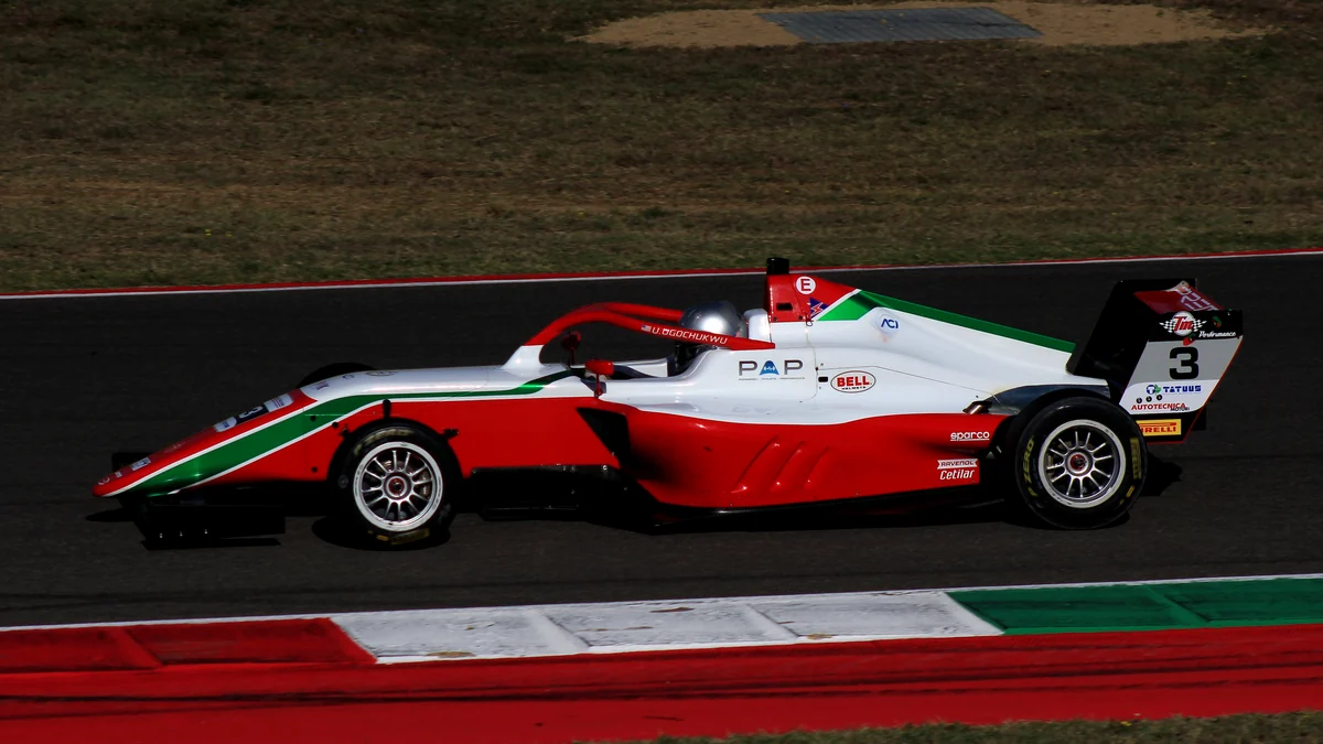 Monoposto branco, vermelho e verde número 3 contorna uma curva
