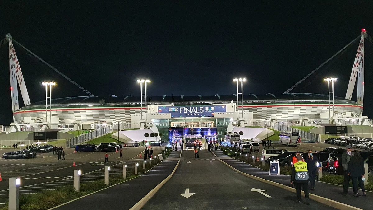Vista noturna da entrada de um estádio com faixa das finais da Nations League de 2021