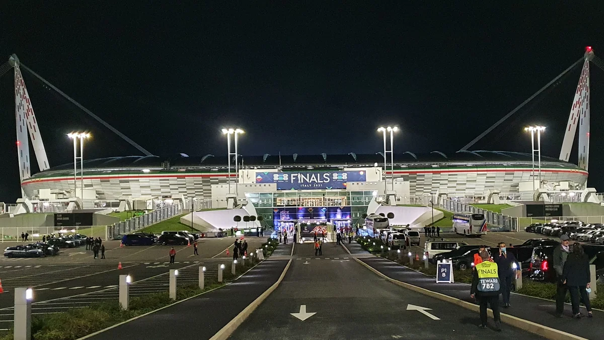 Vista noturna da entrada de um estádio com faixa das finais da Nations League de 2021