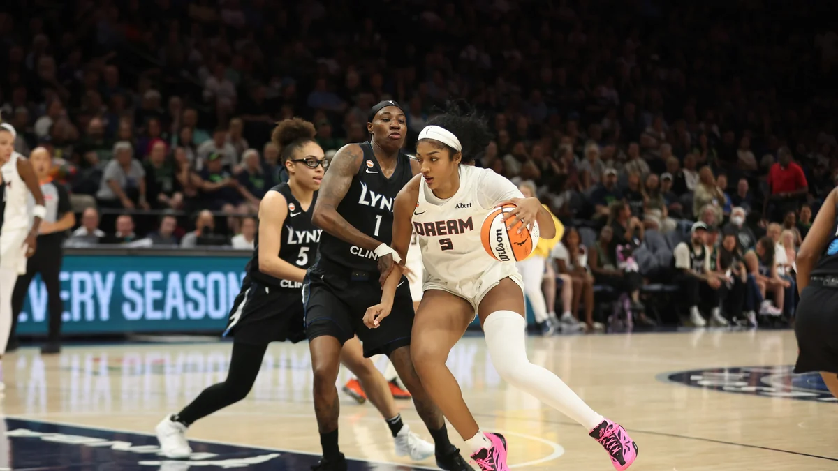 Jugadora del Atlanta Dream avanza con el balón ante la defensa de dos jugadoras del Minnesota Lynx