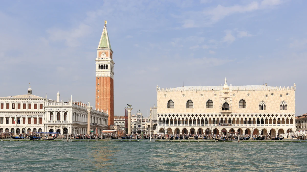 Campanile de Saint-Marc et palais des Doges vus depuis l’eau à Venise