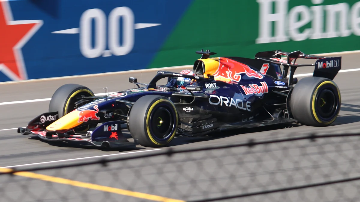 Monoplaza de Fórmula 1 de Red Bull pilotado por Max Verstappen en pista