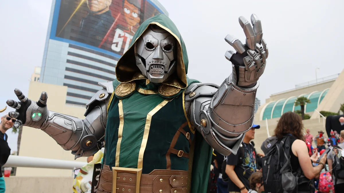 Cosplayer de Doctor Doom en armure argentée et cape verte lors d’une convention