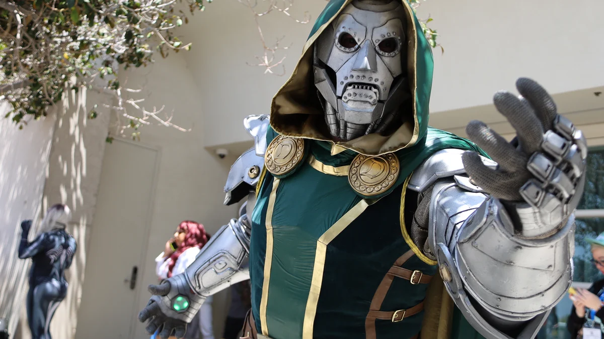 Cosplayer de Doctor Doom tend une main vers l’appareil photo
