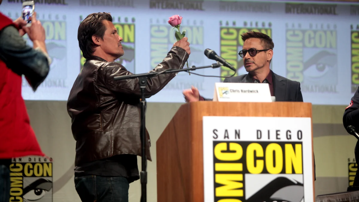Robert Downey Jr. lors d'un événement public lié à la culture pop.