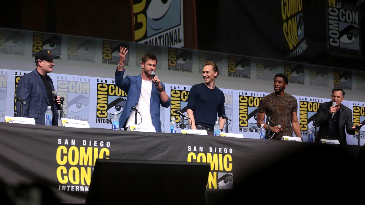 Kevin Feige, Chris Hemsworth, Tom Hiddleston, Chadwick Boseman e Mark Ruffalo em painel de Vingadores: Guerra Infinita na Comic-Con.