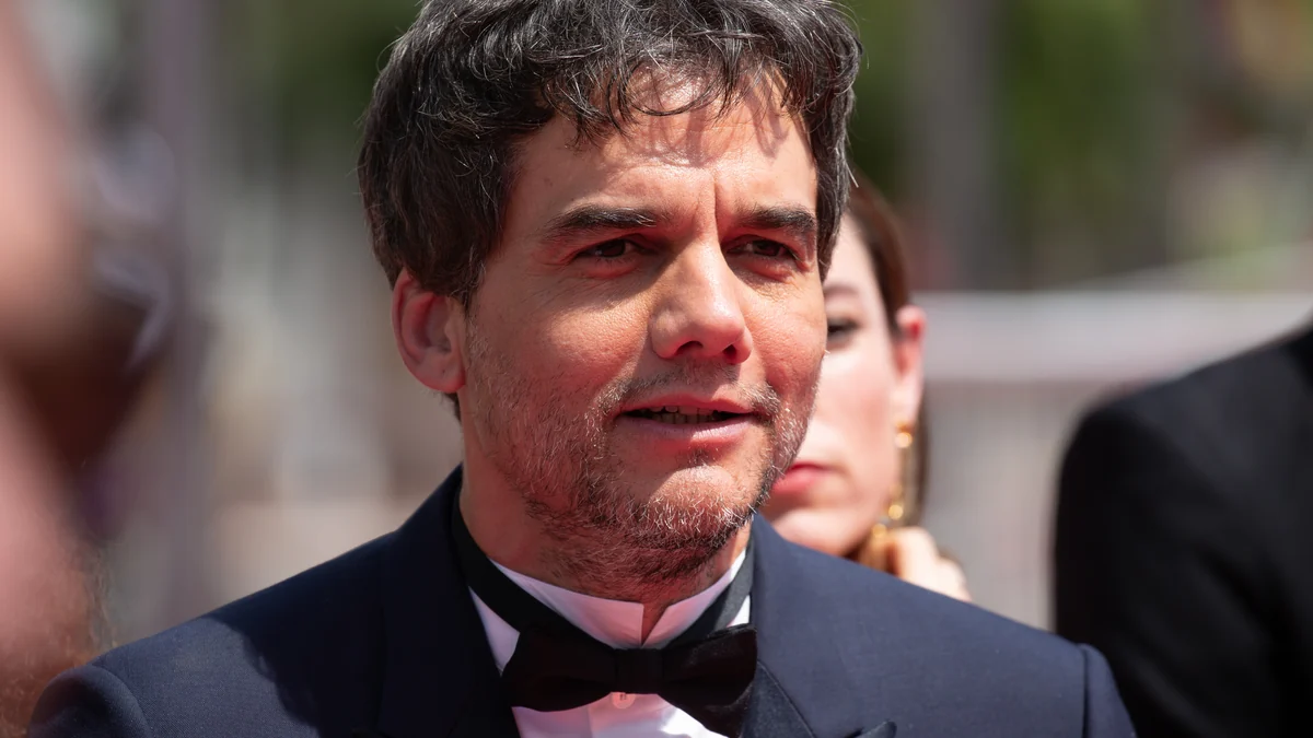 Close-up of Wagner Moura wearing a tuxedo and bow tie on the red carpet