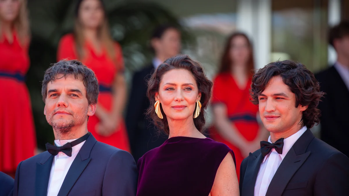 Wagner Moura, Maria Fernanda Cândido and Gabriel Leone pose side by side in formal attire