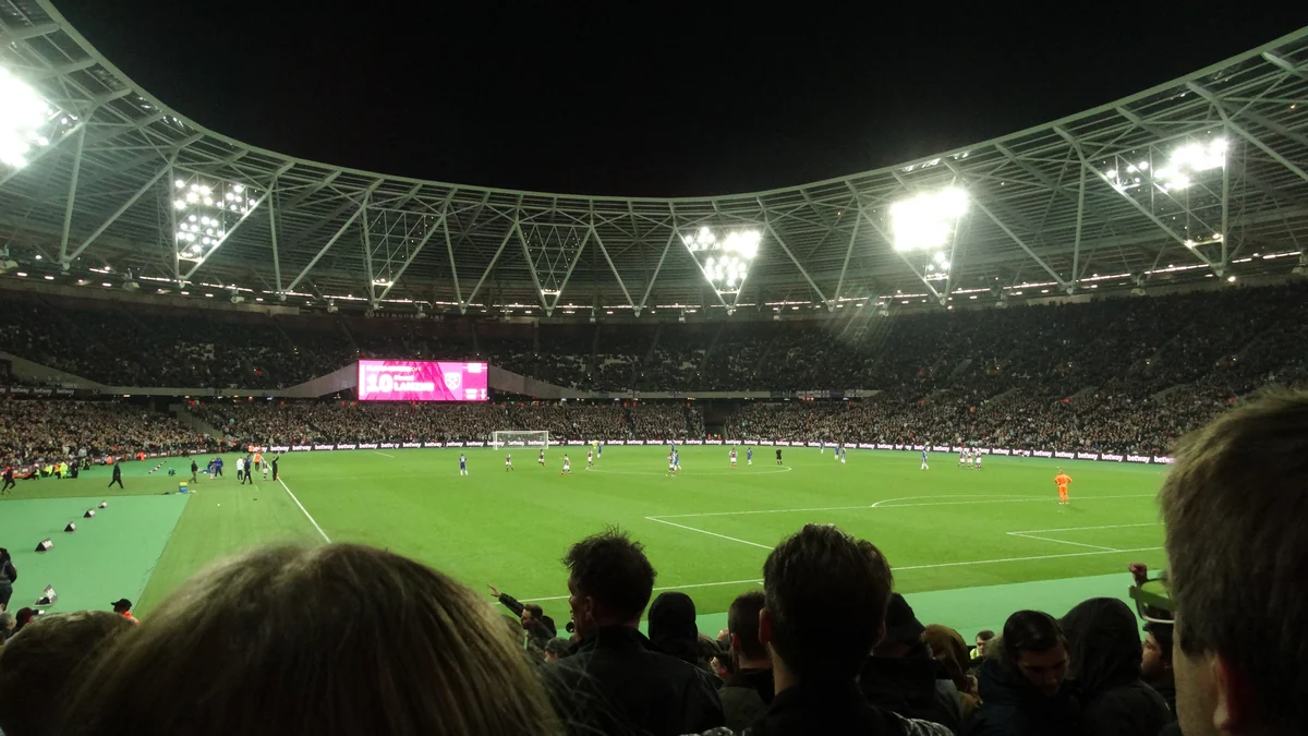 Terrain du London Stadium éclairé de nuit, vu depuis les tribunes