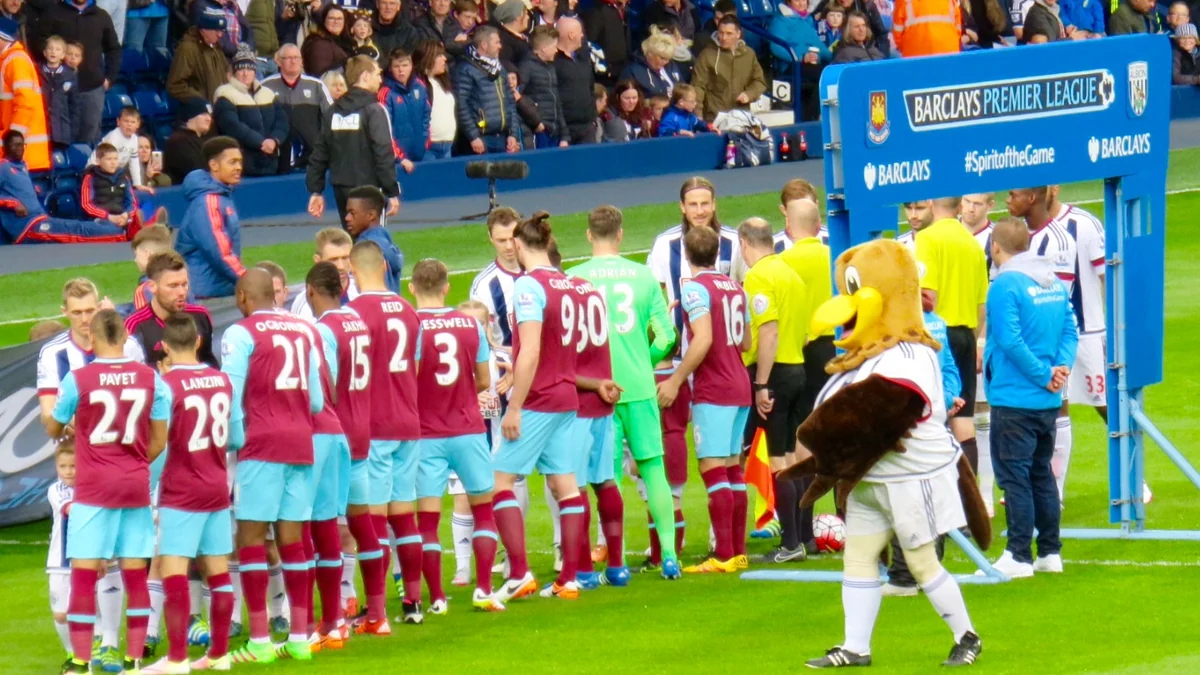 Joueurs de West Ham et de West Brom réunis avant un match