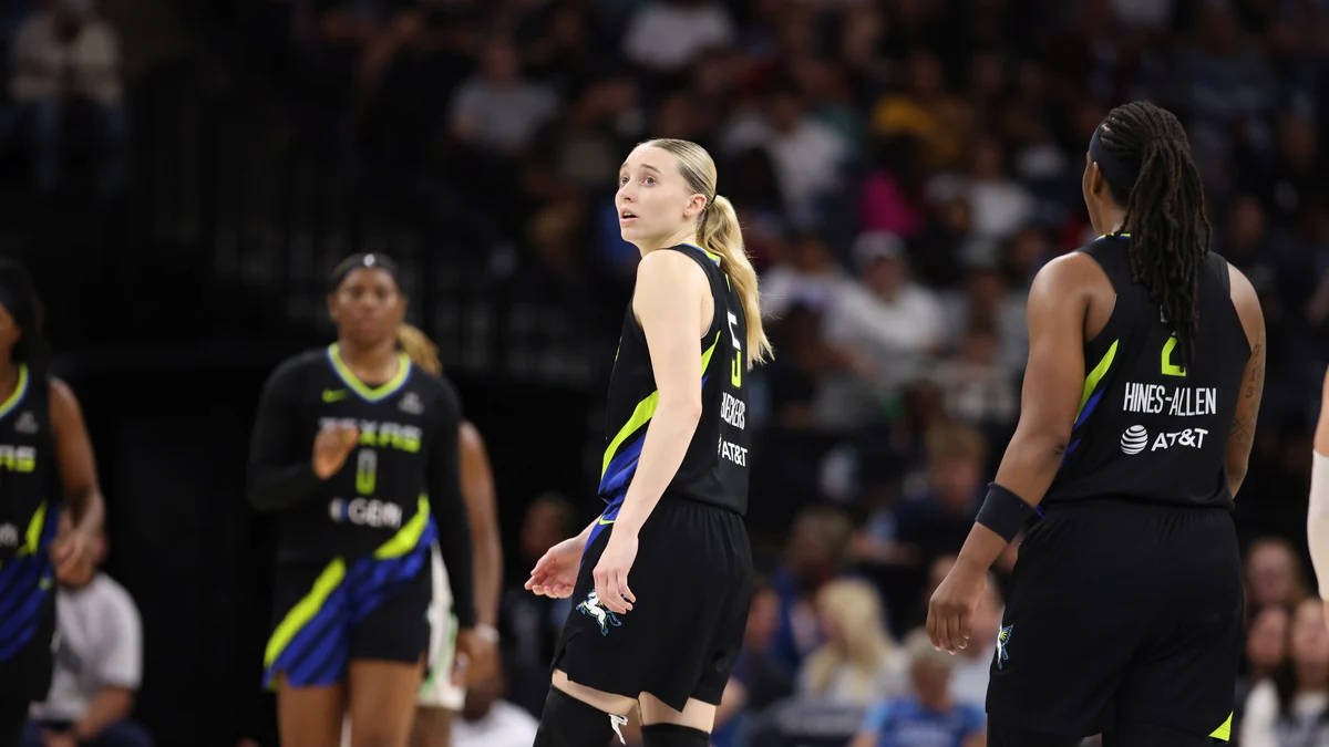 Paige Bueckers, en tenue noire des Dallas Wings, regarde vers le haut pendant un match