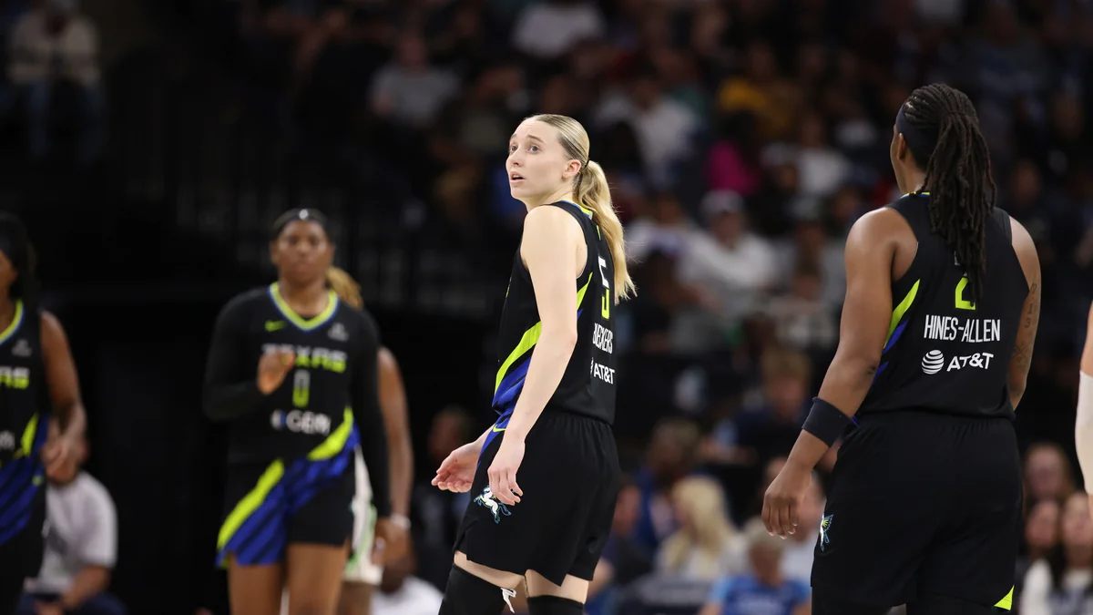 Paige Bueckers, con uniforme negro de Dallas Wings, mira hacia arriba durante un partido