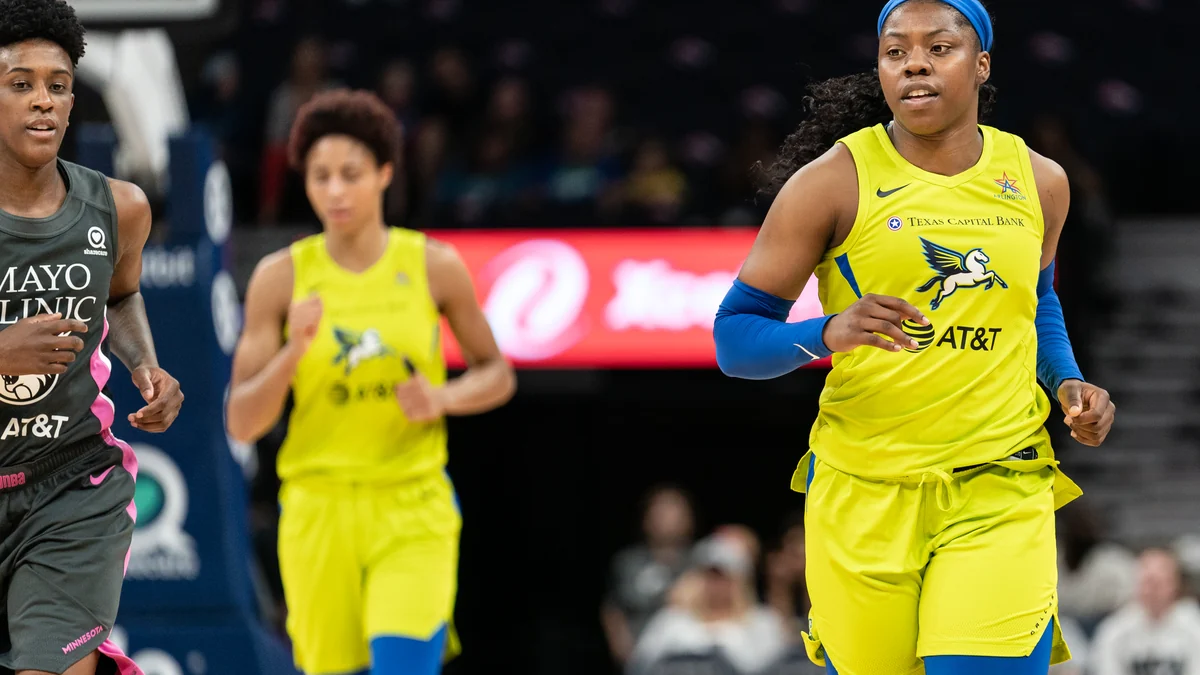 Arike Ogunbowale court sur le terrain en tenue jaune des Dallas Wings