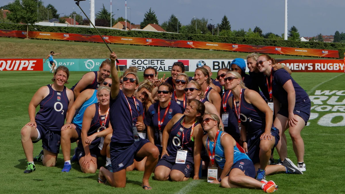 Les joueuses et membres de l’équipe d’Angleterre se réunissent pour une photo de groupe sur le terrain