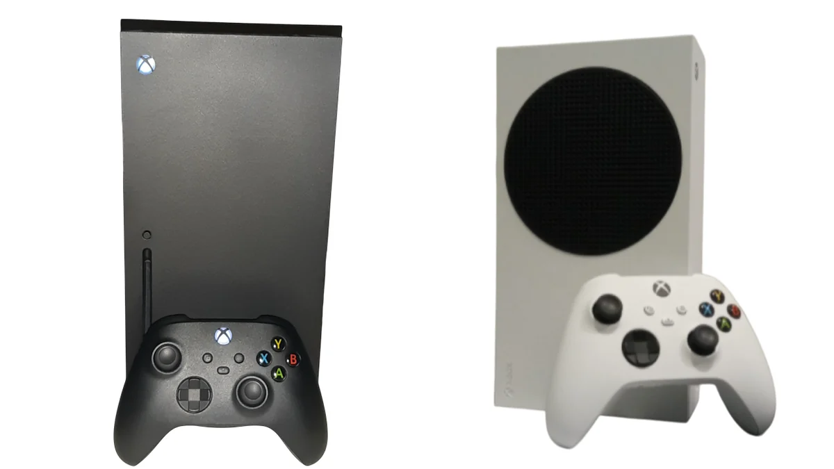 Xbox Series X negra y Xbox Series S blanca con mandos delante sobre fondo blanco