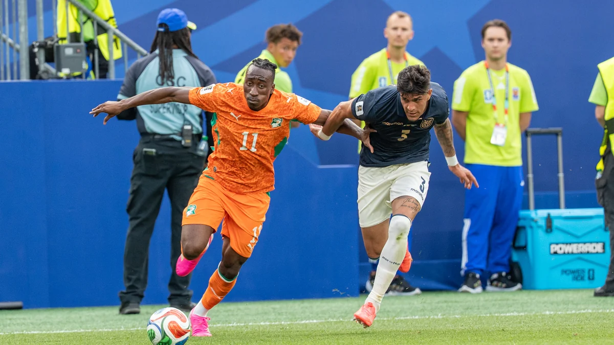 Yan Diomande, com a camisa 11 da Costa do Marfim, protege a bola diante de Piero Hincapié.