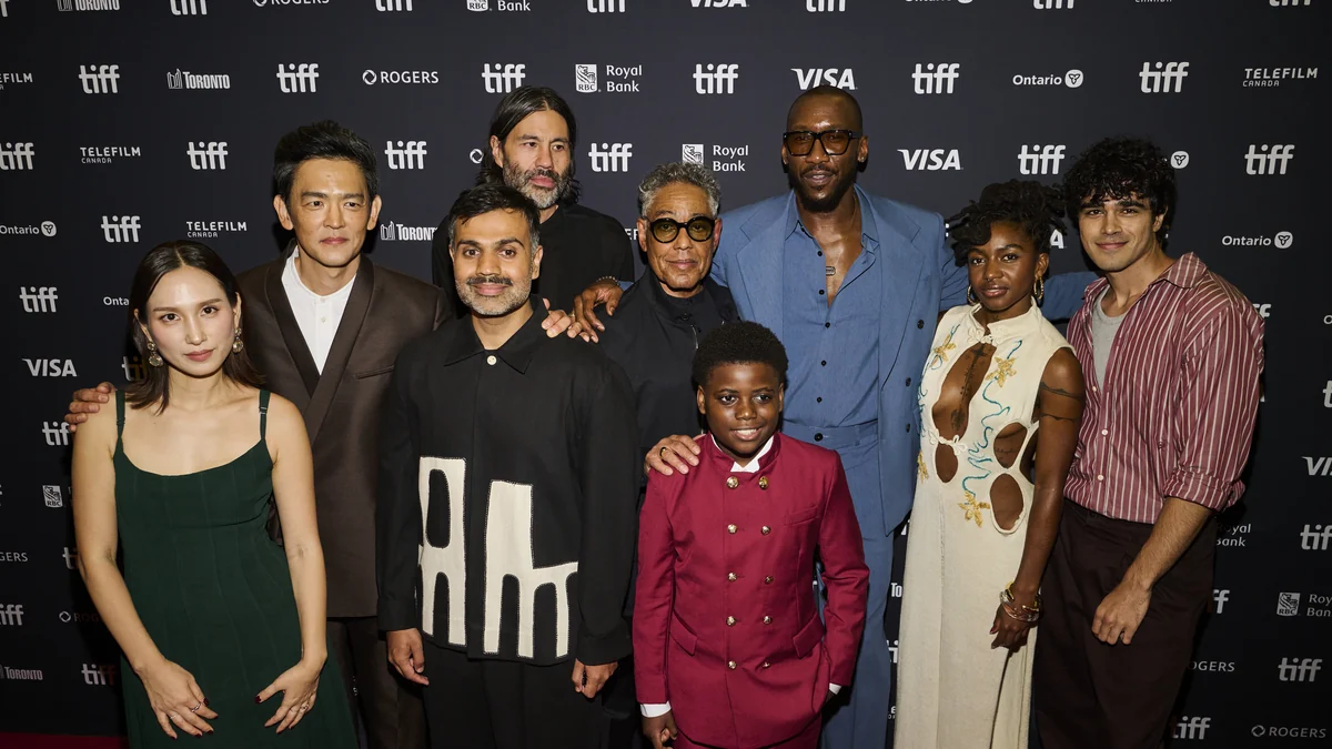 Mahershala Ali y ocho participantes de la película posan ante un panel del TIFF